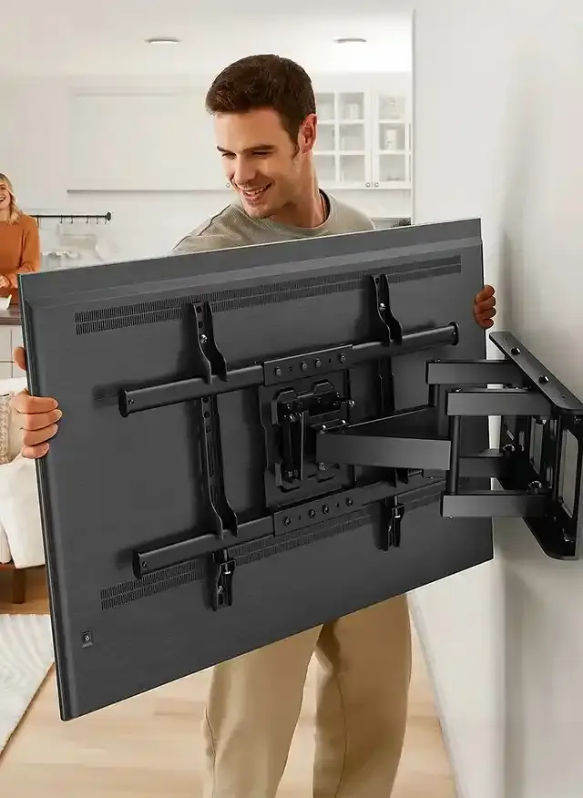 Técnico de SoporTV instalando un soporte para TV