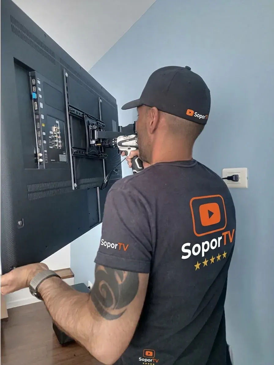 Técnico de SoporTV montando y nivelando el televisor en el soporte